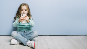 Como decidir se é a hora certa para seu filho ter um celular?